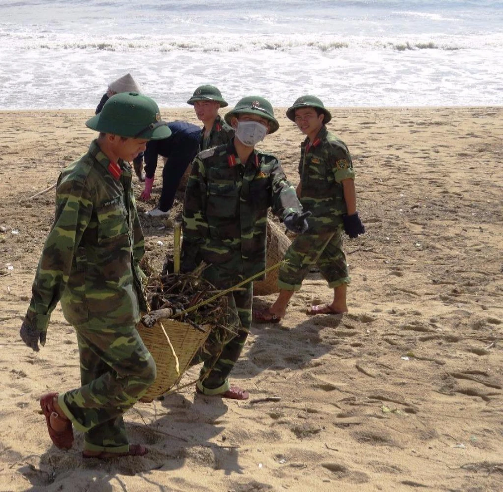 Hình ảnh đẹp:Bộ đội giúp dân Nha Trang thu dọn sau bão ảnh 1