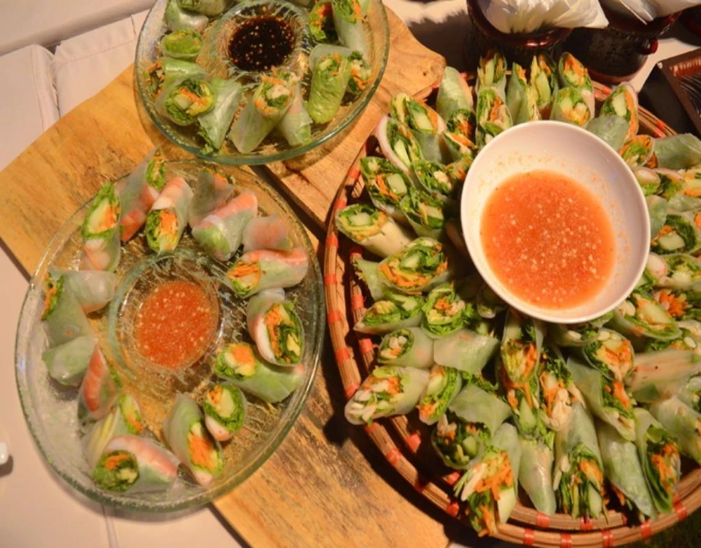 gỏi cuốn với nước chấm chua ngọt 