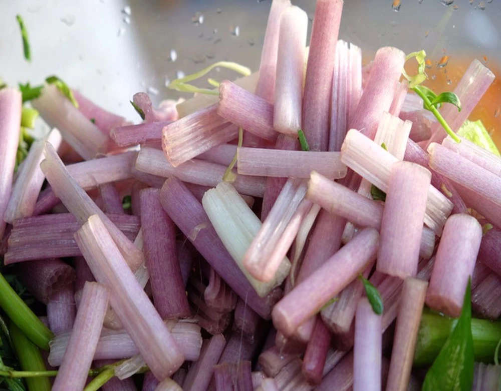 Thân bông súng tạo nên cảm giác giòn ngọt và mùi đồng nội.