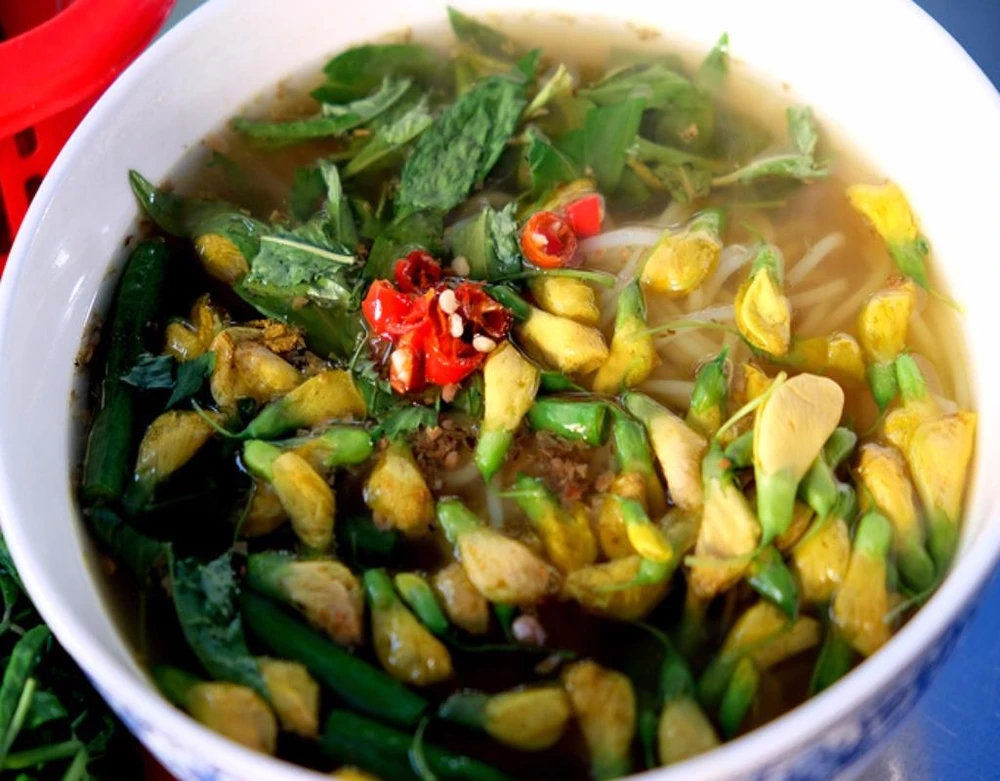 Đầu cá được làm nóng trước khi cho vào tô mang lên bàn ăn. Phần bún được nấu riêng, nước lèo chế ngập mặt bún.