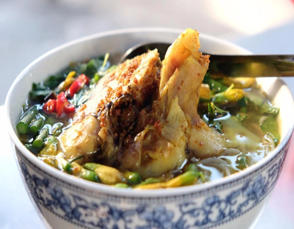 Bún cá Châu Đốc trông không đẹp mắt khi bày trên bàn nhưng nếm thử sẽ thấy nước lèo có vị đậm đà ngọt thanh và mùi thơm lừng