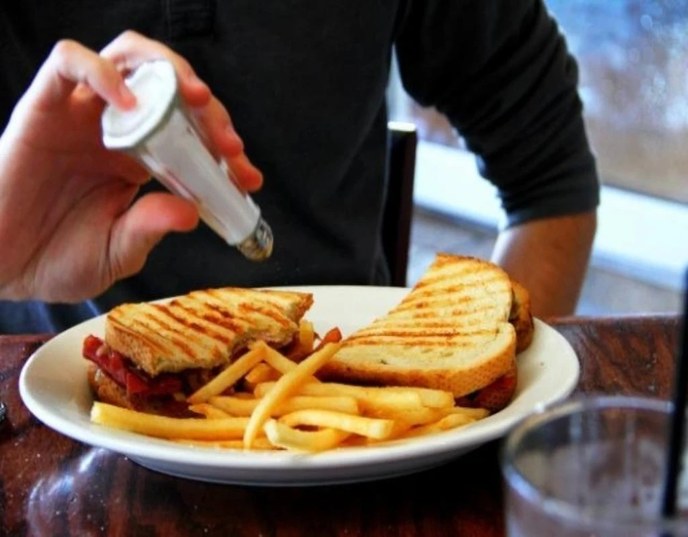 Thức ăn quá mặn, quá nhiều đạm cũng là một trong những nguyên nhân gây sỏi thận.