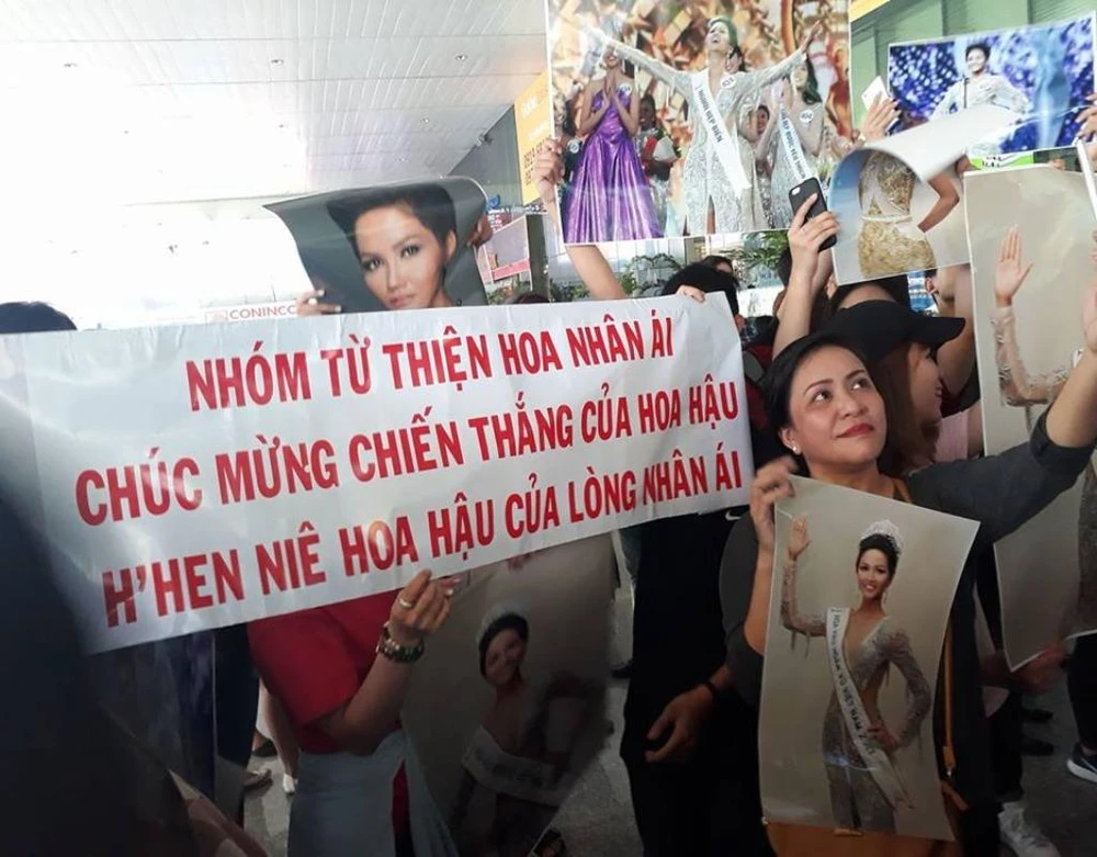 Căng băng rôn đón chờ tân Hoa hậu.