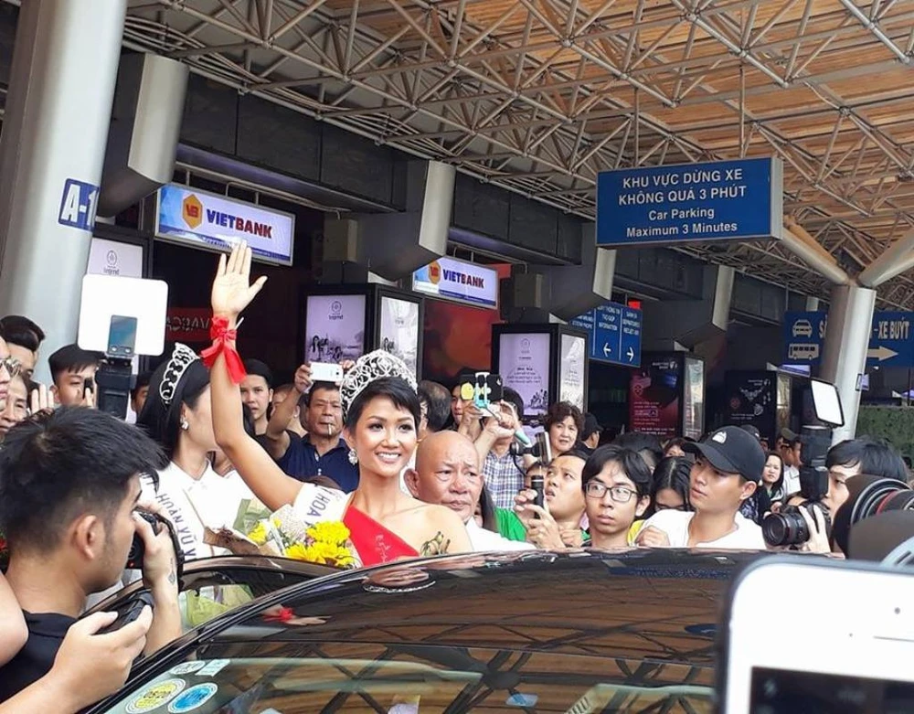 Đúng giờ, tân Hoa hậu đã có mặt tại sân bay trong sự đón chào của rất nhiều fan.