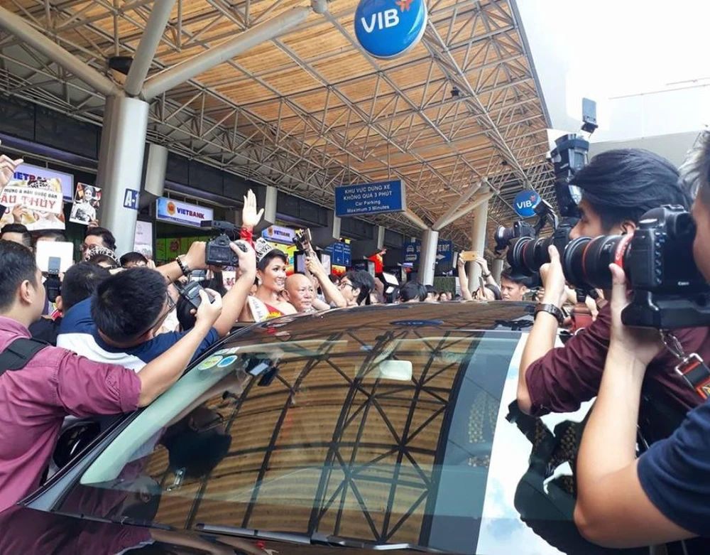 Tân Hoa hậu H'Hen Niê trong vòng vây của báo chí. 