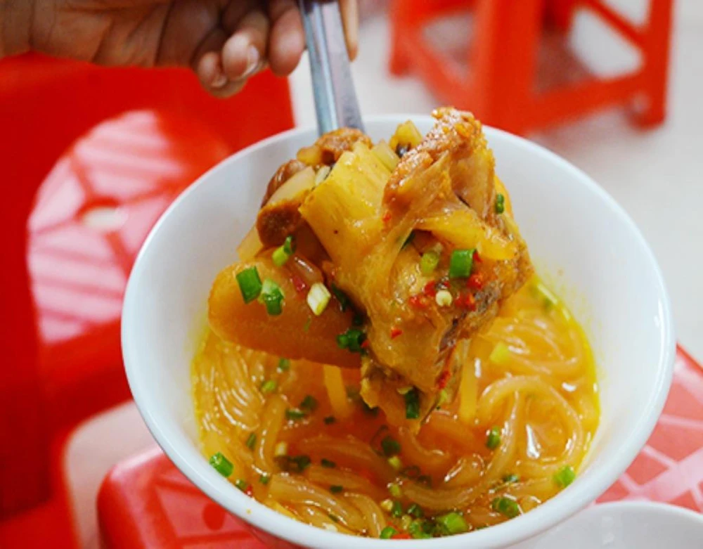 Bánh canh cô tóc bạc