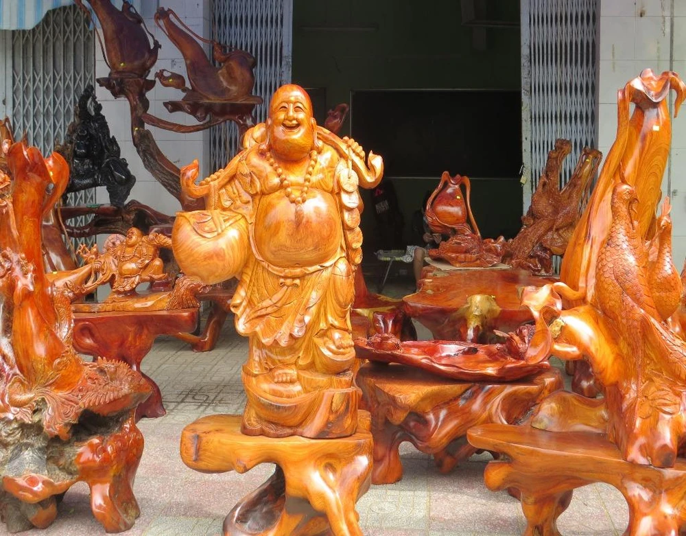 Các mặt hàng gỗ điêu khắc trang trí năm nay thu hút khá nhiều khách tham quan.