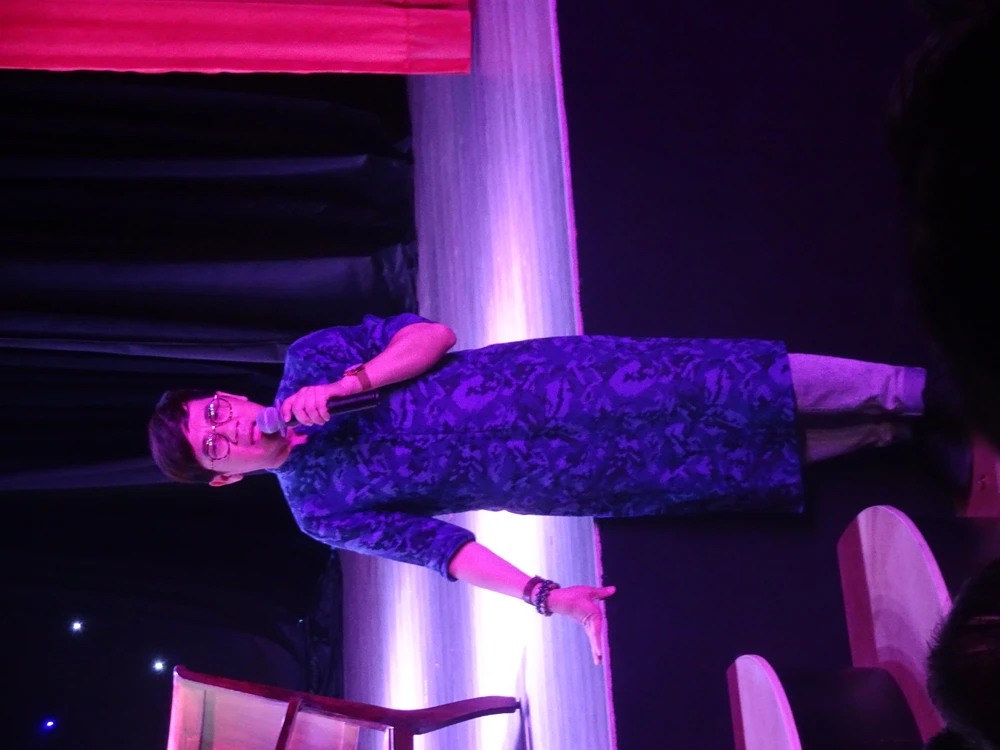 Nghệ sĩ Thành Lộc trong trang phục áo dài. 