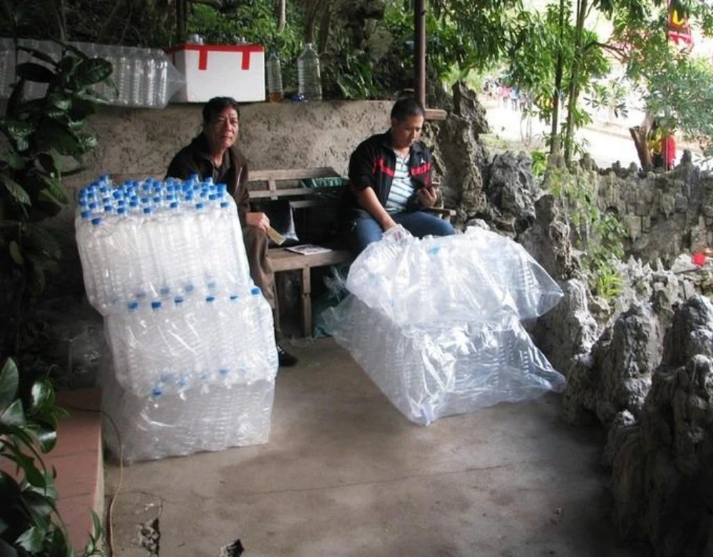 Dịch vụ bán chai, can đựng nước để khách lấy nước giếng mang đi