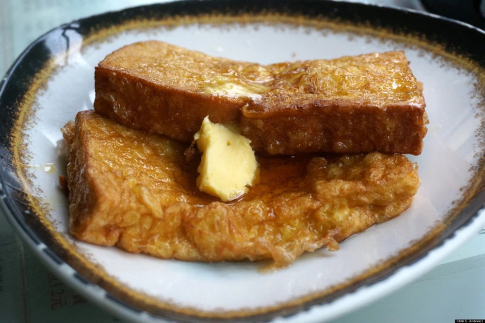 Bánh mì nướng – Hồng Kông: Món bánh mì nướng Hồng Kông nổi bật với bơ lạc và mứt được phết rất nhiều, ngâm trong trứng đánh, chiên với bơ và ăn kèm với thật nhiều siro và bơ.