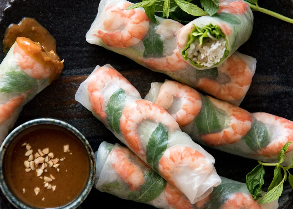 Gỏi cuốn – Việt Nam: Món gỏi cuốn gồm có thịt luộc, rau thơm, bún được gói trong bánh tráng.