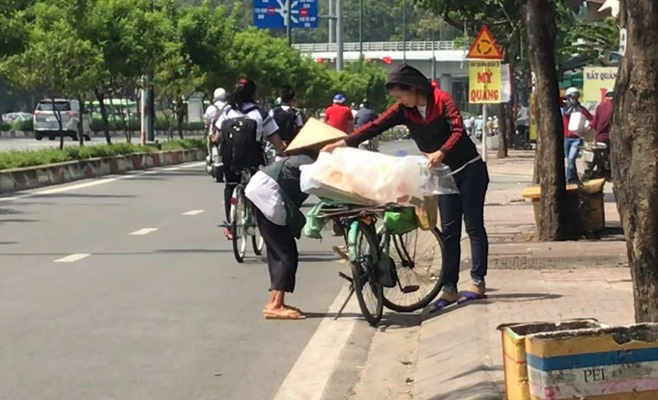 Bà Già Ve Chai liêu xiêu giữa dòng đời bất tận ảnh 3 Bà Già Ve Chai liêu xiêu giữa dòng đời bất tận ảnh 3