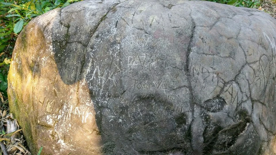 Khắc tên vào đá, sự lưu danh xuẩn ngốc ảnh 2