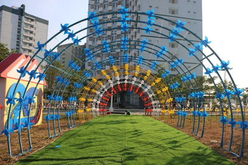 Độc đáo khu vườn chong chóng hơn 5.000 chiếc ở làng đại học ảnh 8