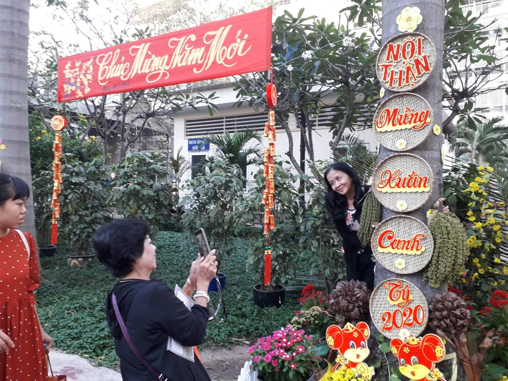 Ngắm đường hoa bệnh viện tết 2020 ở Bệnh viện Chợ Rẫy ảnh 7