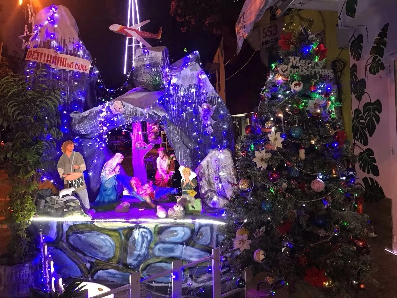 Người dân TP.HCM đón Giáng sinh trong tiết trời se lạnh ảnh 7
