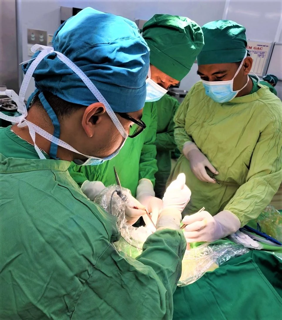 Các bác sĩ BV Đa khoa tỉnh Khánh Hòa trong ca phẫu thuật cho bé trai. Ảnh: BVCC Các bác sĩ BV Đa khoa tỉnh Khánh Hòa trong ca phẫu thuật cho bé trai. Ảnh: BVCC