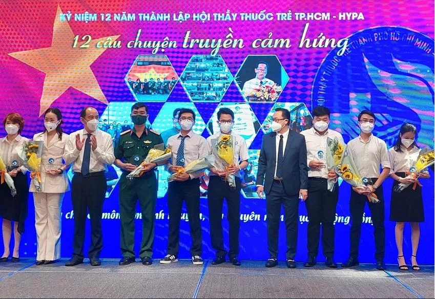 PGS Tăng Chí Thượng (thứ 3 từ trái sang) tri ân những tình nguyện viên chống dịch COVID-19. Ảnh: TN