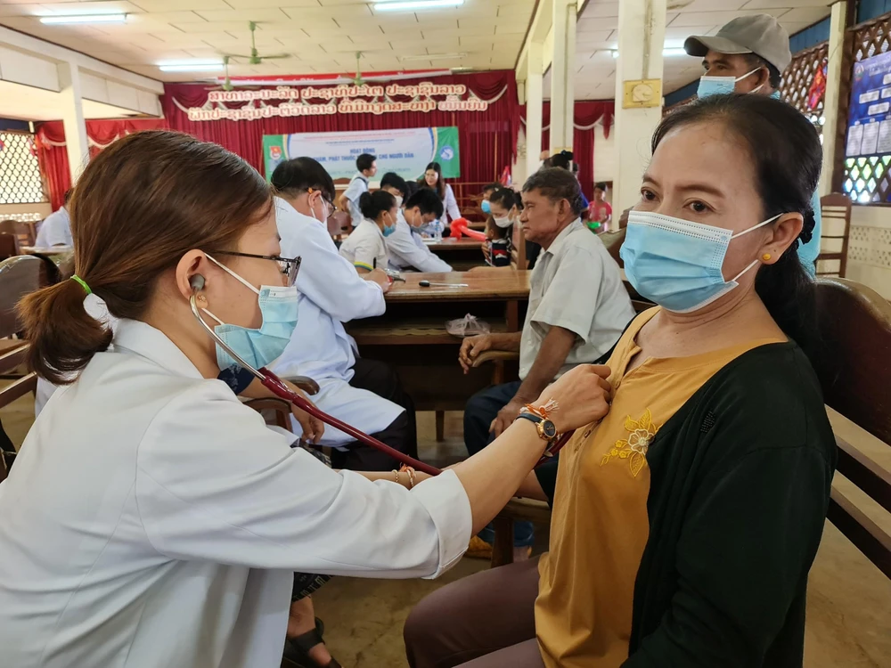 Bác sĩ của Hội Thầy thuốc TP.HCM đang khám bệnh cho nhân dân Lào. Ảnh: TRẦN NGỌC