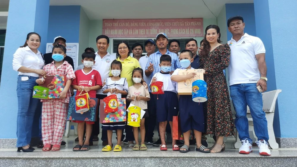 Đại diện Công đoàn Báo Pháp Luật TP.HCM và các đơn vị tài trợ chụp hình lưu niệm với học sinh xã Tân Thành. Ảnh: LÊ HÙNG