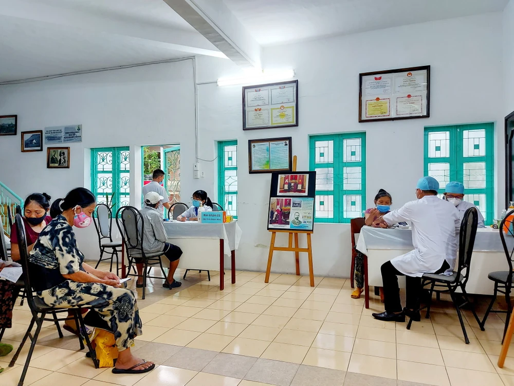 Các bệnh nhân đến khám, nhận thuốc miễn phí tại Phòng khám bệnh từ thiện A. Yersin. Ảnh: CHẾ DIỄM TRÂM