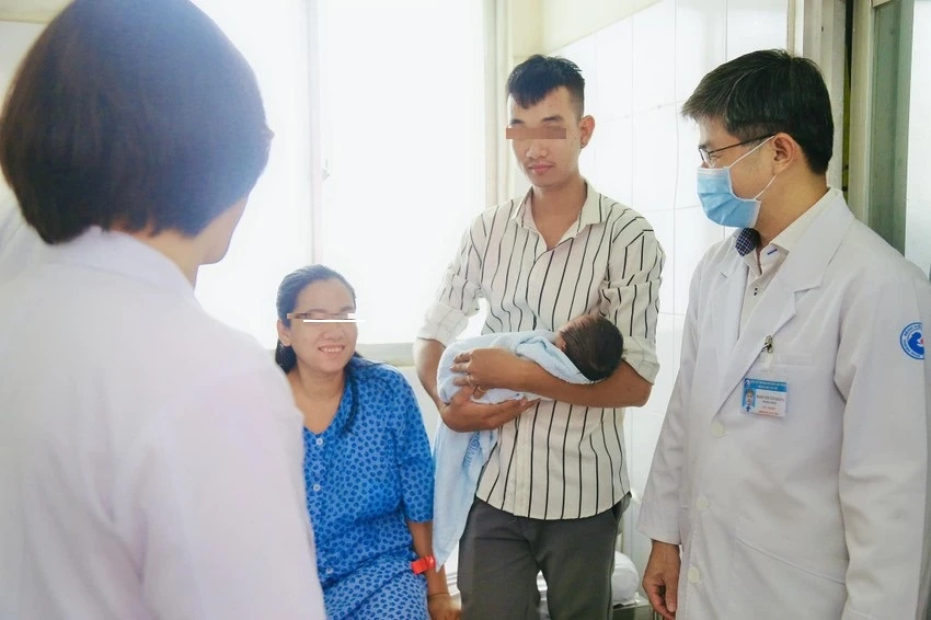 BS BV Từ Dũ thăm gia đình sản phụ. Ảnh: BVCC