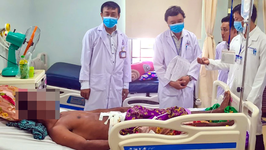 trâu húc thủng bụng