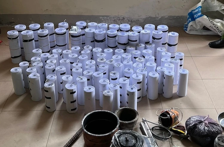 tự chế pháo tại nhà bé trai bị thương nặng