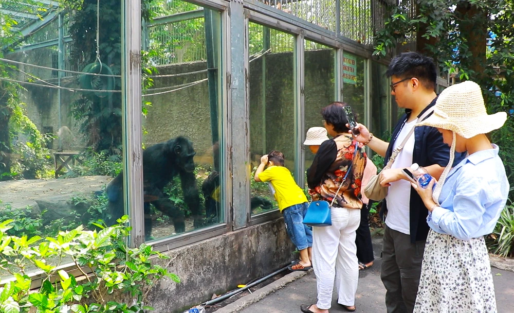 tham quan thao cam vien.jpg