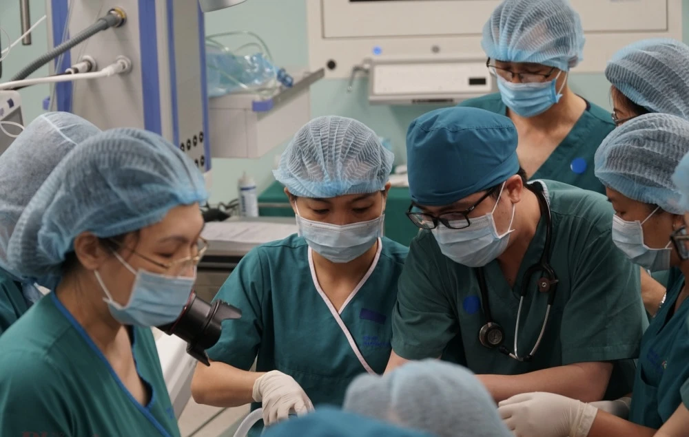 nam sinh bị đâm thấu bụng