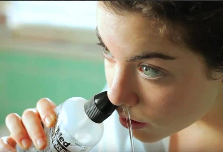 rửa mũi bằng nước muối sinh lý