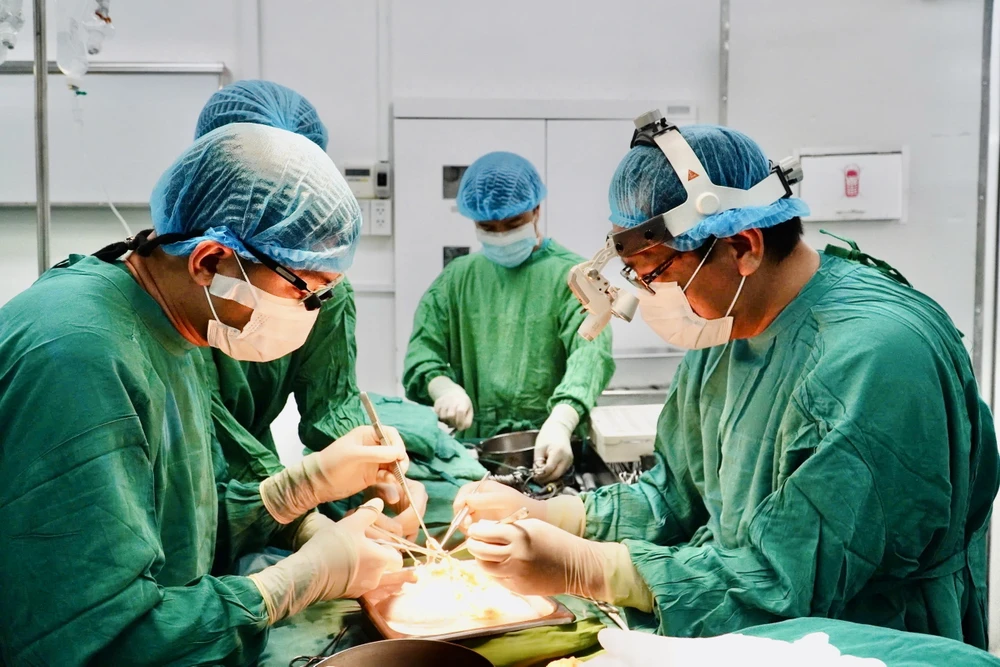 ghep tang tai benh vien cho ray.jpg