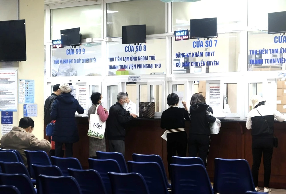 Người dân đăng ký khám chữa bệnh BHYT tại bệnh viện. Ảnh: TT