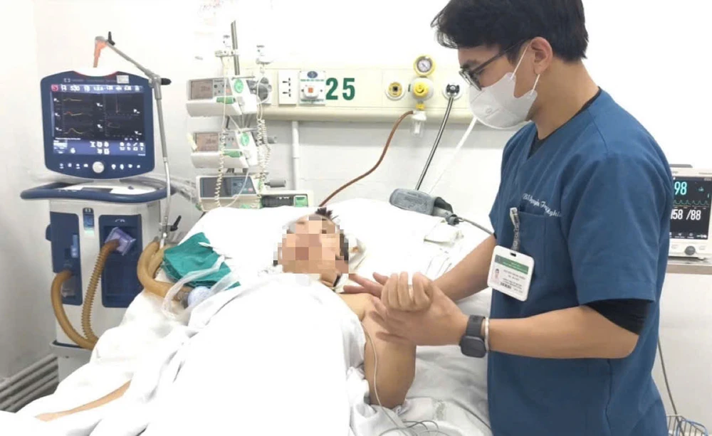 Người phụ nữ nhập viện trong tình trạng tỉnh táo nhưng liệt toàn thân