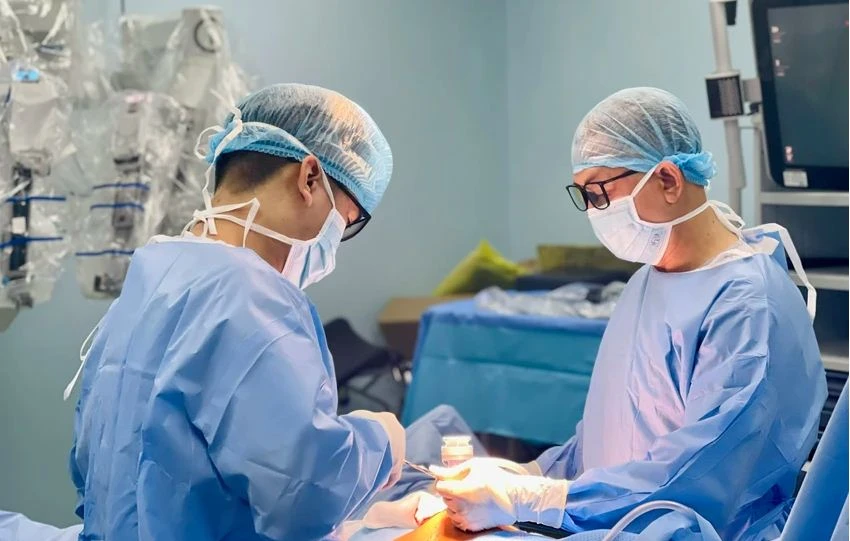 phau thuat robot bv binh dan.JPG