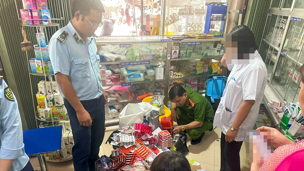 phát hiện quầy thuốc bán thuốc tân dược hết hạn sử dụng