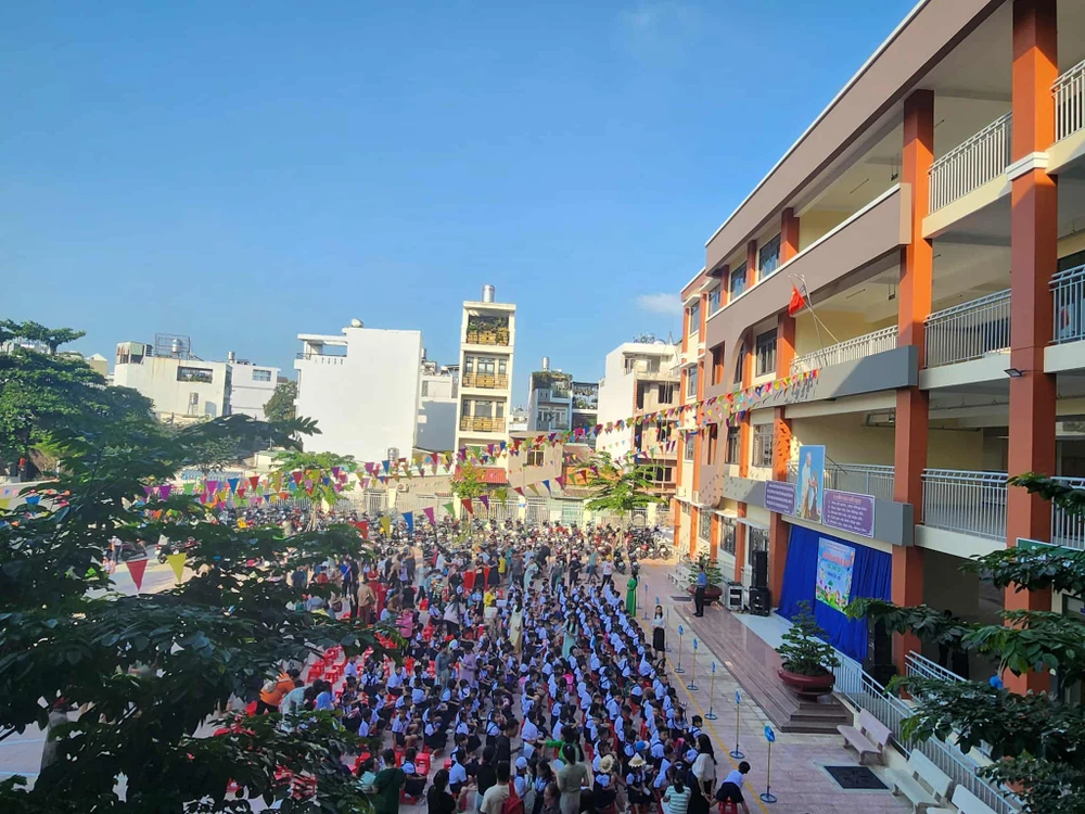 MOT GOC TRUONG TIEU HOC DANG THUY TRAM.jpg