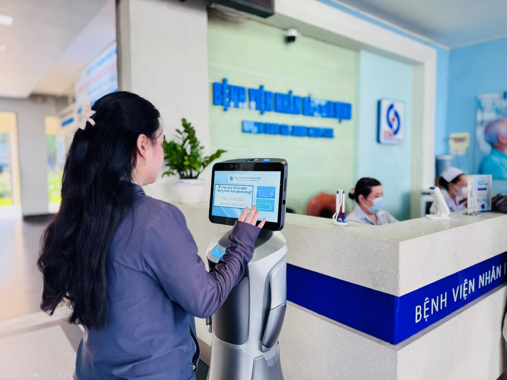 robot huong dan kham benh tai BV nhan dan gia dinh.jpg