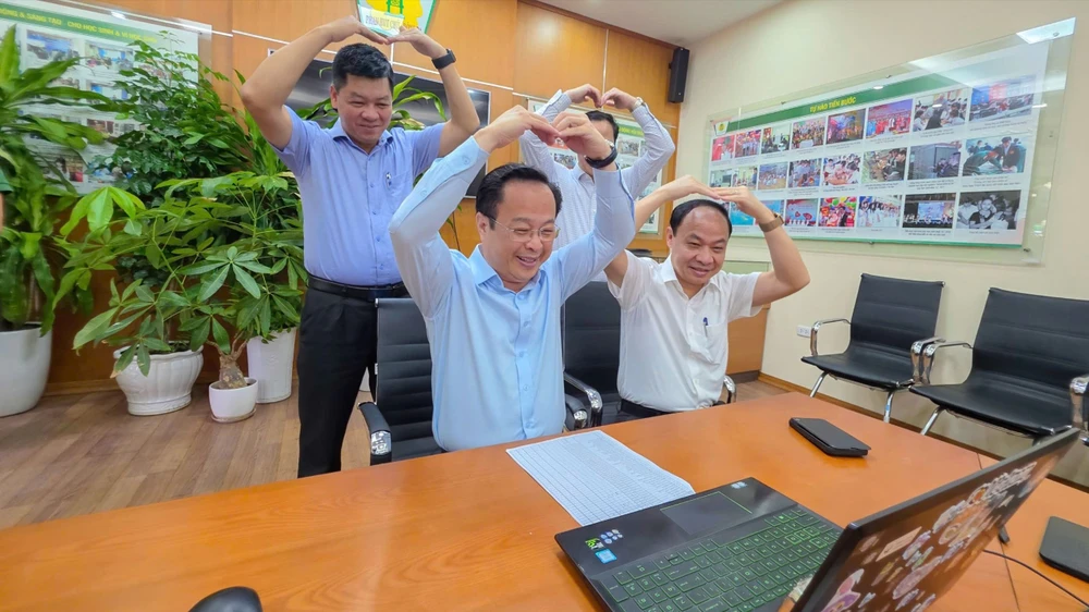 Tại Trường THPT Phan Huy Chú, Giám đốc Sở GD&ĐT Hà Nội Trần Thế Cương thăm hỏi, động viên học sinh, giáo viên đang dạy và học online. Ảnh: HT