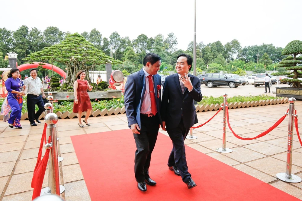 Cả ngàn ô tô của phụ huynh đỗ kín sân trường ở Đắk Lắk ảnh 3