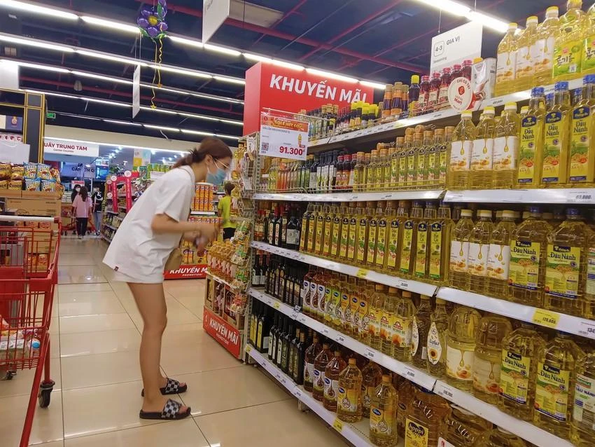 Giá xăng tăng cao kéo theo "bão giá" hàng hóa khiến bà nội trợ chật vật, phải chi tiêu chắt bóp, dè sẻn từng đồng trong bối cảnh lương, thu nhập "đứng yên". Ảnh: TU