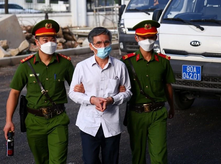 Các bị cáo đến TAND TP Hà Nội vào sáng nay, 15-8. Ảnh: B.TP