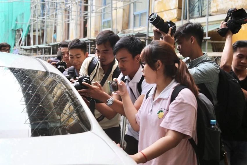 Nhà báo tác nghiệp trước phiên tòa phúc thẩm xét xử bị cáo Nguyễn Hữu Linh. Ảnh: TRƯỜNG GIANG