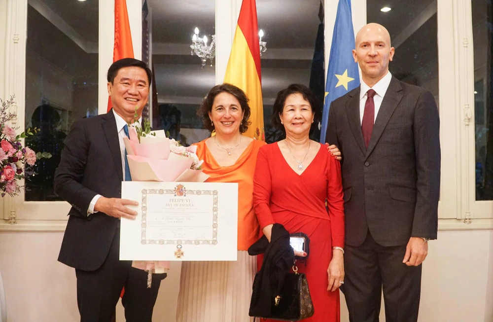 Ông Huỳnh Văn Hạnh (bìa trái) cùng đại diện Đại sứ Tây Ban Nha. Ảnh: PH