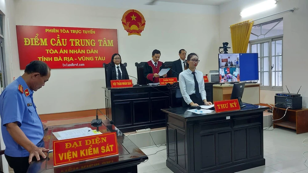 Điểm cầu trung tâm có sự tham gia của HĐXX, đại diện VKS, thư ký phiên tòa. Ảnh: TK