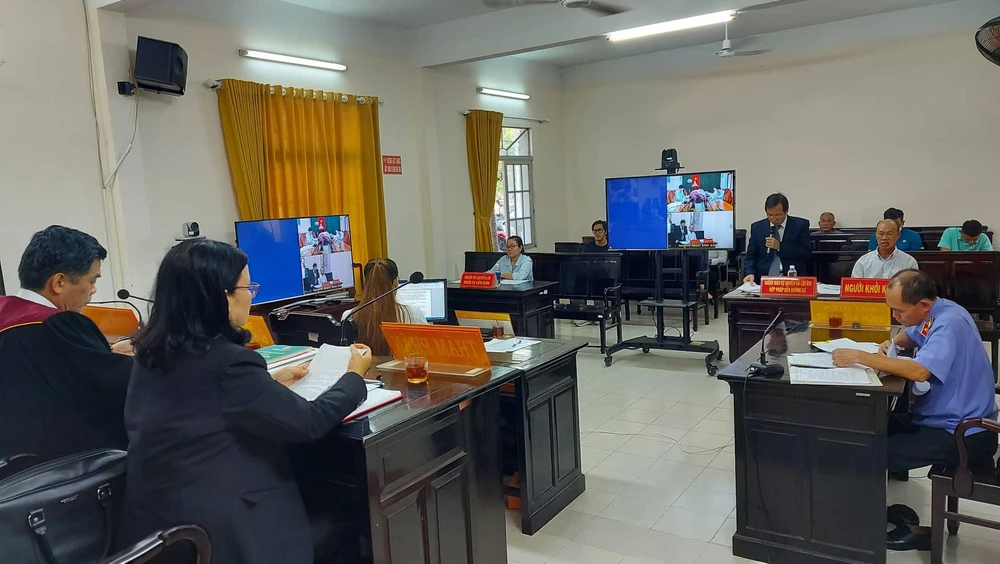 Toàn cảnh phiên xử trực tuyến. Ảnh: TK