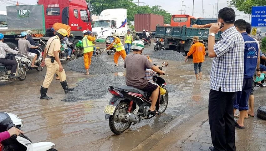 Đội CSGT An Lạc (TP.HCM) đang vá đường - một hình ảnh đẹp trong mắt người dân. Ảnh: LÊ THOA