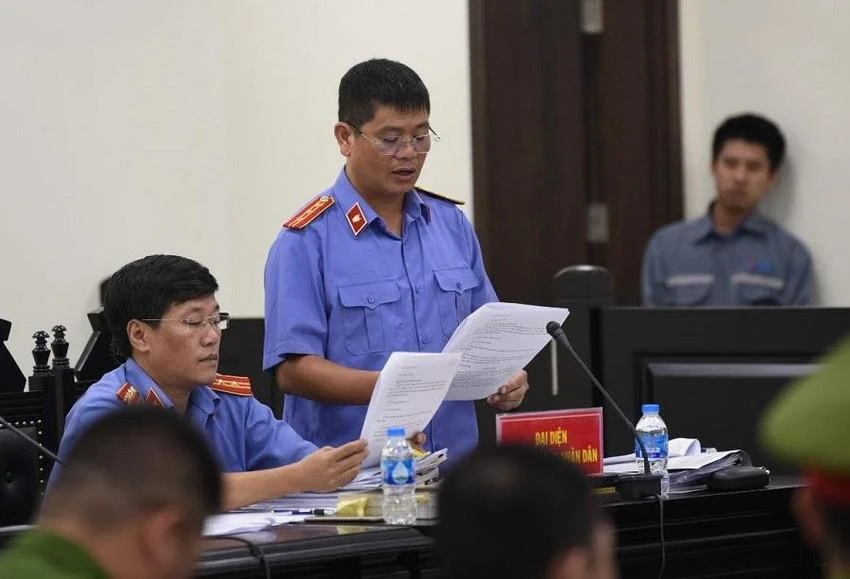 VKS cho rằng căn cứ các tài liệu và chứng cứ có được thì không đủ cơ sở để xử lý trách nhiệm hình sự.người mẹ, trong khi trước đó cũng chính VKS đề nghị HĐXX tuyên trả hồ sơ để điều tra bổ sung nhằm làm rõ dấu hiệu che giấu tội phạm của chị này.