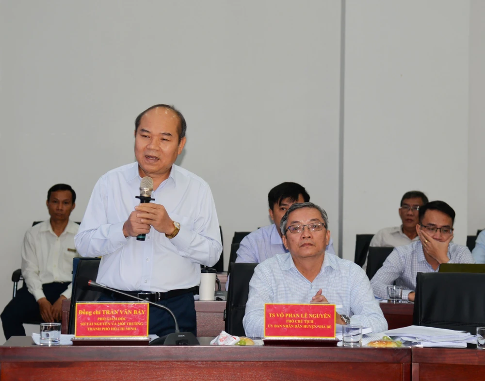 Ông Trần Văn Bảy, Phó Giám đốc Sở TN&amp;MT TP.HCM, đang góp ý tại Hội thảo. Ảnh: QL