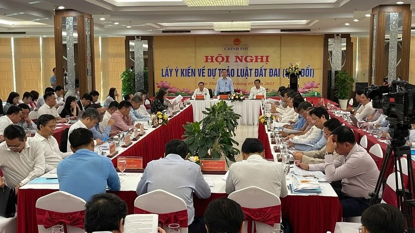 Phó Thủ tướng Trần Hồng Hà (đứng) chủ trì hội nghị lấy ý kiến về dự thảo Luật Đất đai (sửa đổi) tại TP Cần Thơ ngày 14-3. Ảnh: CHÂU ANH
